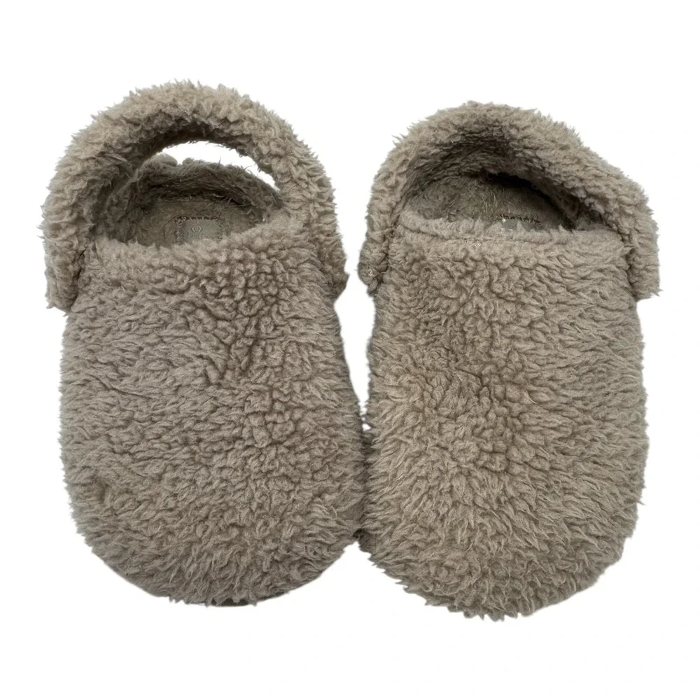 🔥Crocs Classic🤎 Fuzz-Mania Clogs Mushroom Tan Faux Fur‎ mule Slippers Kids C12
